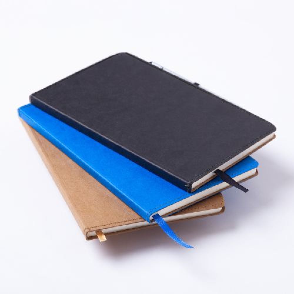 Libreta ecológica elaborada con cubierta dura de papel Kraft lavable, Porta bolígrafo y separador; con 80 hojas rayadas, Mod. Tallin imagen