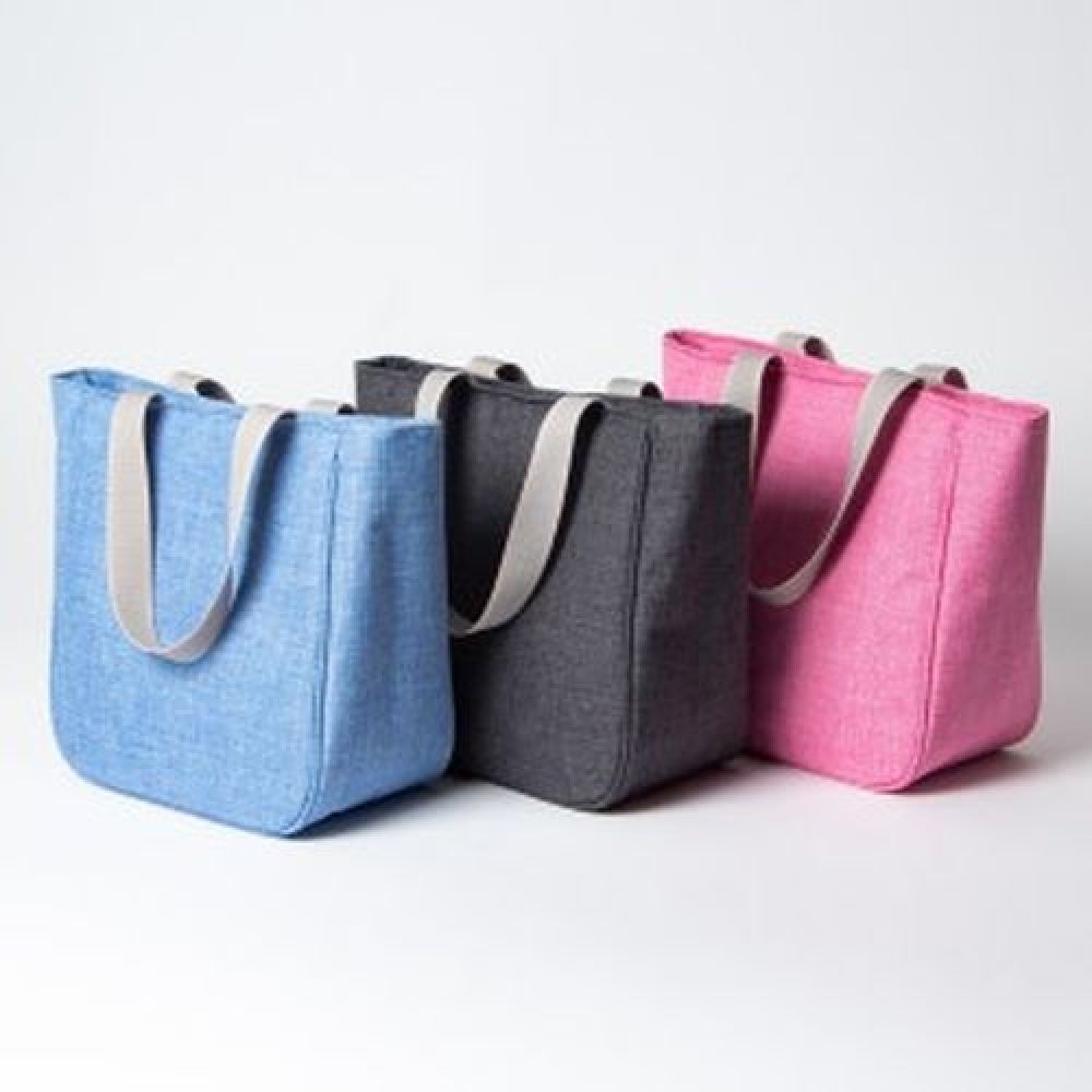 Lonchera tipo bolsa de poliéster 600D con forro interior plastificado refrigente, botón de cierre magnético  y asas sujetables, Mod. Marbella imagen