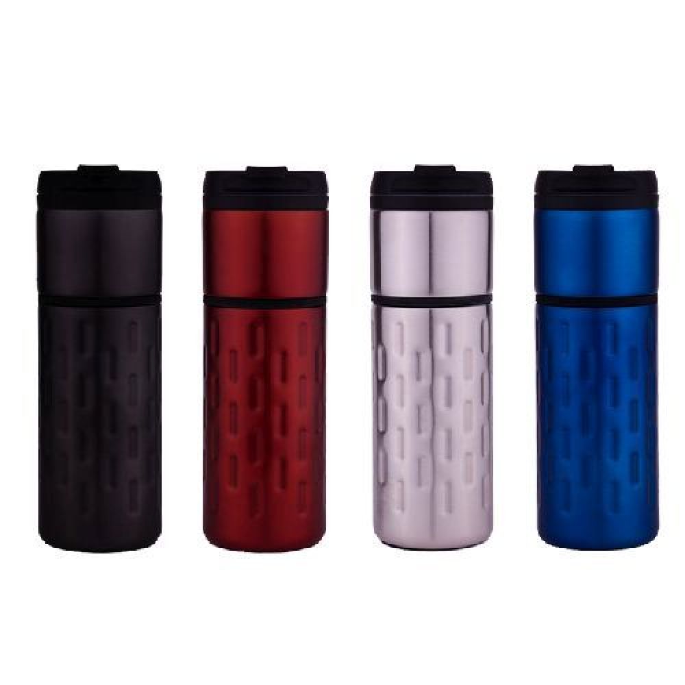 TERMO METÁLICO MANZUR   Termo metálico de acero inoxidable con interior de plástico. Tapa de rosca hermética abatible con boquilla y hendidura, para beber cómodamente los líquidos sin que se derramen. Cintillo intermedio de silicón. Cuerpo diseñado con finos detalles en relieve que le dan un toque elegante y de presencia. CAP. 470 ml. Presentación: caja en color blanco. imagen