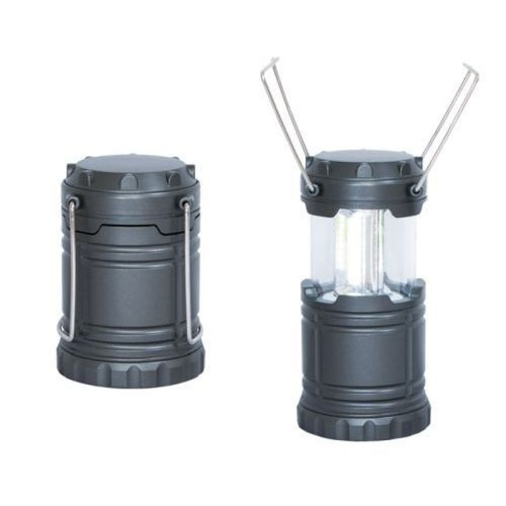 LÁMPARA LED CAMPING    Lámpara LED de camping con sistema automático de encendido y apagado. Cuenta con doble asa abatible. Utiliza 3 Baterías AAA (incluidas) Presentación: caja en color blanco. imagen
