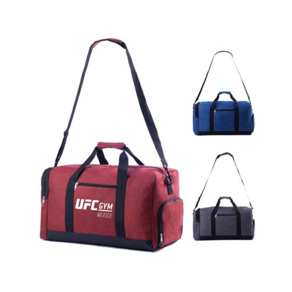 MALETA DEPORTIVA RUNK   Maleta deportiva con 2 compartimentos laterales, uno para guardar tenis y el segundo para objetos personales. Cuenta con bolsa externa con cierre, correa ajustable y asas laterales. imagen