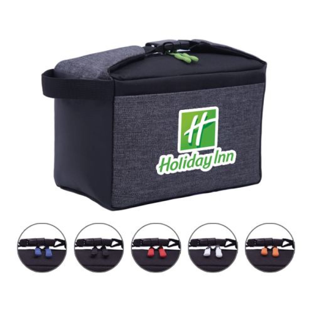 HIELERA/LONCHERA TERMICA    Lonchera / Hielera térmica con interior cosido en plástico anti escurrimiento, cuenta con un compartimento frontal, asa lateral para transportar, asa superior con broche. Parte inferior de material repelente al agua. (El tirador de cierre modelo A2712 se vende por separado del color de su elección. Este producto requiere 2 tiradores.) imagen