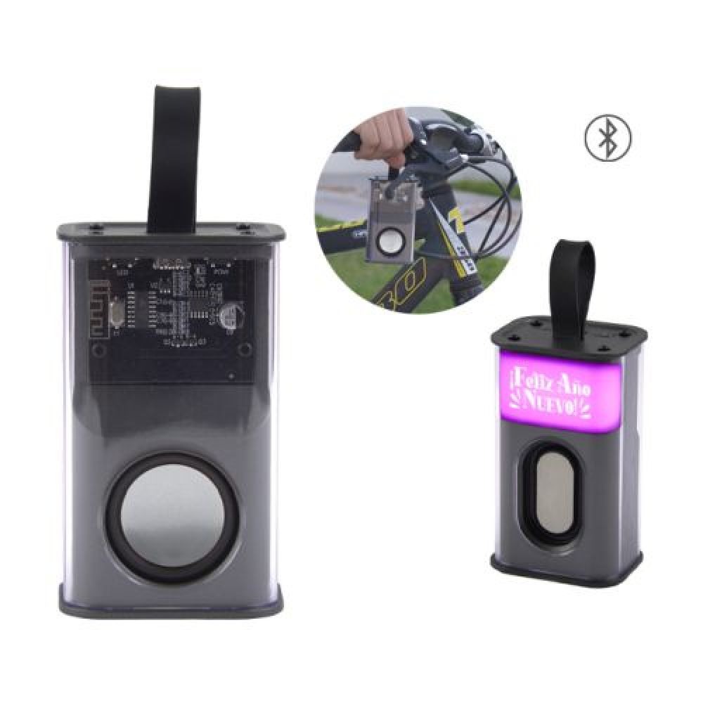 BOCINA CON LUZ MULTICOLOR OPTIMUS  Bocina Bluetooth portátil con cuerpo transparente, woofer para mejor sonido, pantalla con luz LED multicolor y asa para colgar o trasportar. Cuenta con botón de encendido y apagado, botón para cambiar la modalidad de función y luz, entrada de carga de 2 horas, distancia de Bluetooth 10 metros. Cap. De batería 500 mAh. Incluye cable para carga tipo C. Presentación: caja en color blanco. imagen