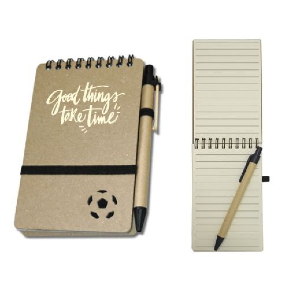 LIBRETA DE PAPEL SCRIPT  Libreta ecológica de cartón con diseño de balón de fútbol, 70 hojas rayadas (140 páginas), espiral metálico color negro y cinta elástica. Incluye bolígrafo de papel con clip de plástico. imagen