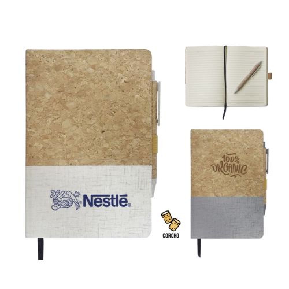LIBRETA ECOLÓGICA ALCORNOQUE  Libreta ecológica de pasta rígida de corcho y tela, cuenta con 80 hojas color crema rayadas (160 páginas), separador de listón y resorte para sujetar el bolígrafo ecológico que es de cuerpo de corcho con punta, clip y botón de fibra de trigo. imagen