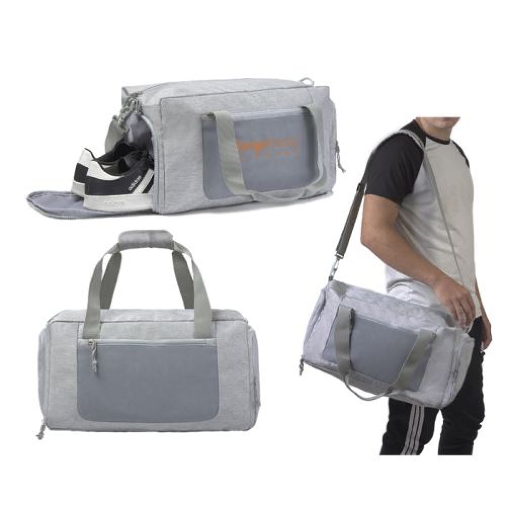 MALETA DEPORTIVA TEXTURIZADA DONOVAN  Maleta deportiva con tejido texturizado, cuenta con doble cierre en la cubierta principal, interior con forro cosido, compartimento frontal con textura y cierre, compartimento lateral con cierre y otro compartimento con cierre para guardar calzado, 2 asas con broche acolchado y correa ajustable para transportar. imagen