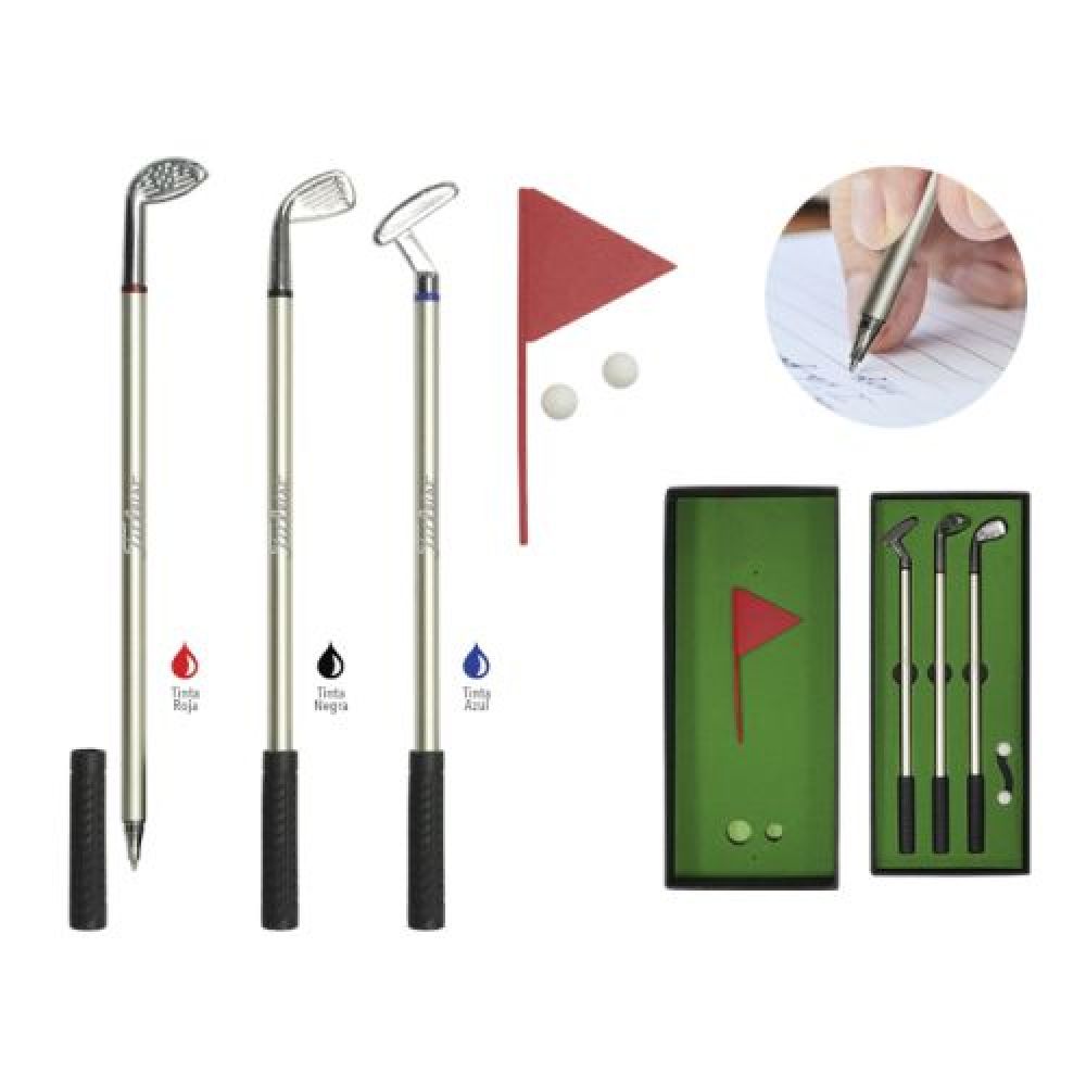 SET DE BOLÍGRAFOS DE METAL PALOS DE GOLF  Exclusivo juego de escritorio para los amantes del golf, consiste en set de 3 bolígrafos metálicos, de tinta Negra, Azul y Roja, con forma de los distintos tipos de palos de golf, dos mini pelotas de golf y el interior del estuche funge como campo de golf. Presentación: Caja negra. imagen