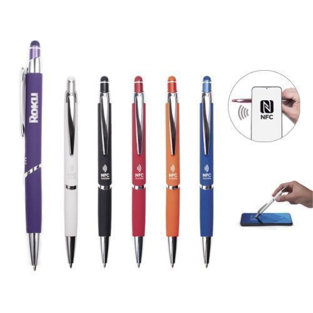BOLIGRAFO DE ALUMINIO CON CHIP NFC ZANTY   Bolígrafo de aluminio con acabado de goma suave al tacto y detalles en cromo. Cuenta con touch screen en la parte superior del color del bolígrafo y mecanismo de click. Al grabar destapa en color plata. Repuesto en tinta negra alemana de 1 mm. Tiene una etiqueta NFC en su interior que enlaza la información rápidamente a la aplicación de NFC, compatible con todos los celulares Android e iOS que cuenten con esta aplicación disponible. imagen