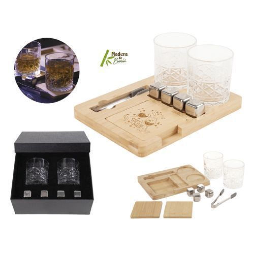 SET PARA WHISKY DE BAMBÚ, VIDRIO Y ACERO INOXIDABLE CHICAGO  Set para whisky que incluye: 2 vasos de cristal, pinzas de acero inoxidable con puntas de silicón, 4 hielos de acero inoxidable y 2 portavasos y base de bambú para colocar los accesorios. Presentación: Caja en color negro. imagen