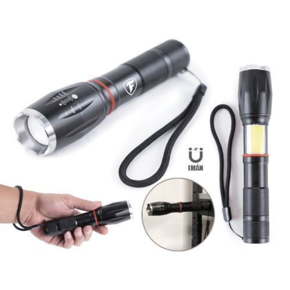 LINTERNA DE EMERGENCIA LED DE ALUMINIO GRECIA   Linterna de emergencia portátil plegable resistente a la lluvia que incluye: botón de encendido y apagado, 5 modalidades de luz de (5W) con lente zoom para fijar la distancia deseada, 1 lámpara LED lateral de (3W) e imán en la parte trasera del mango para adecuarse a cualquier superficie metálica. Incluye correa para transportar. Utiliza 3 baterías AAA (incluidas). Presentación: Caja de regalo a color. imagen
