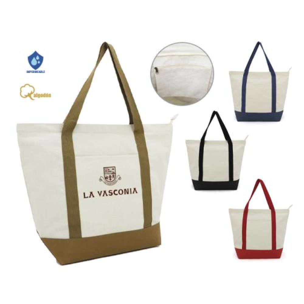 Bolsa cosida de poli algodón con base de kraft, cuenta con un compartimento principal con cierre, bolsillo interno con cierre y bolsillo frontal externo. Incluye base y 2 asas de algodón del mismo color imagen