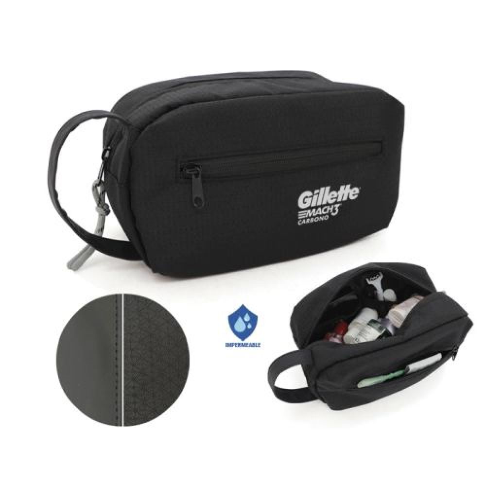 Neceser de viaje de poliéster texturizado con bolsillo exterior frontal; compartimiento principal con forro, 2 bolsillos internos de red y cierre central con tirador. Cuenta con asa exterior de curpiel para transportar imagen