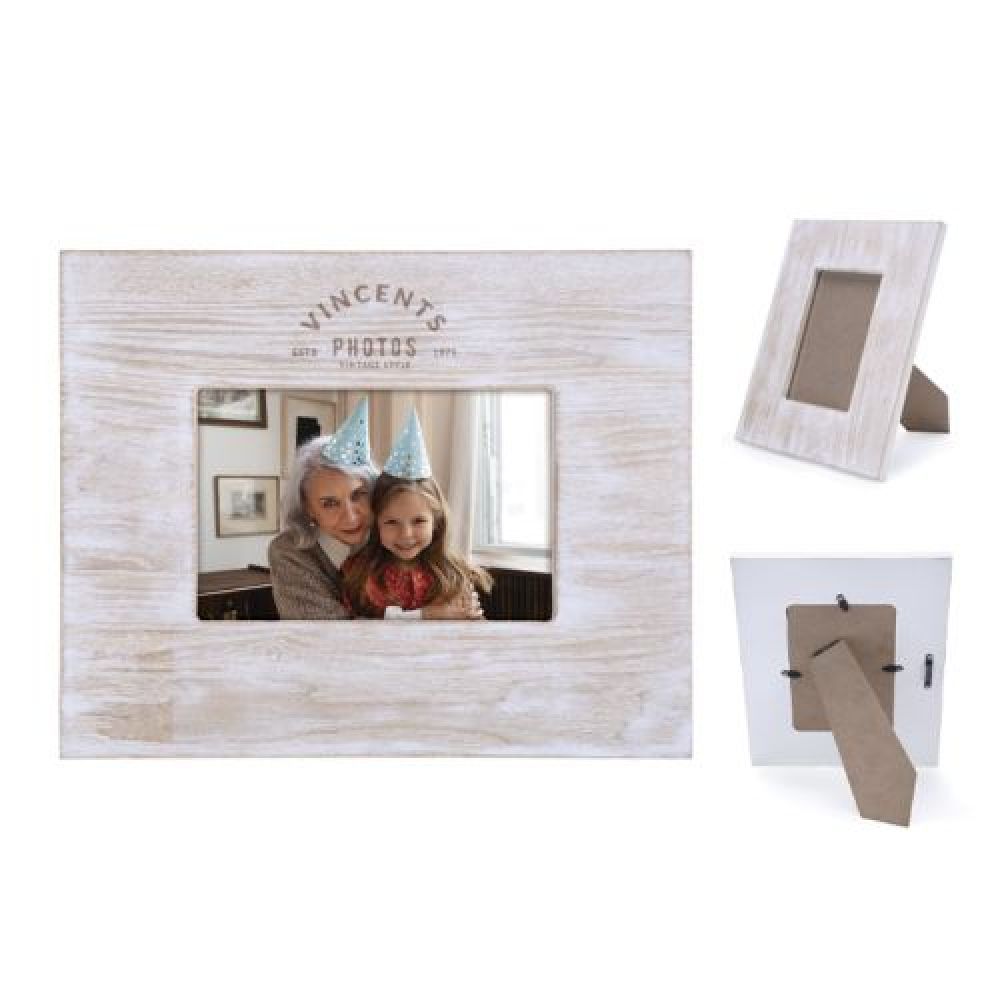 Portarretratos de madera glaseada con ventana de vidrio, ideal para fotografías de 10 x 15 cm. Cuenta con soporte de MDF, perillas de seguridad y sujetador para colgarse. Se puede acomodar de forma horizontal o vertical. Presentación: caja blanca. imagen