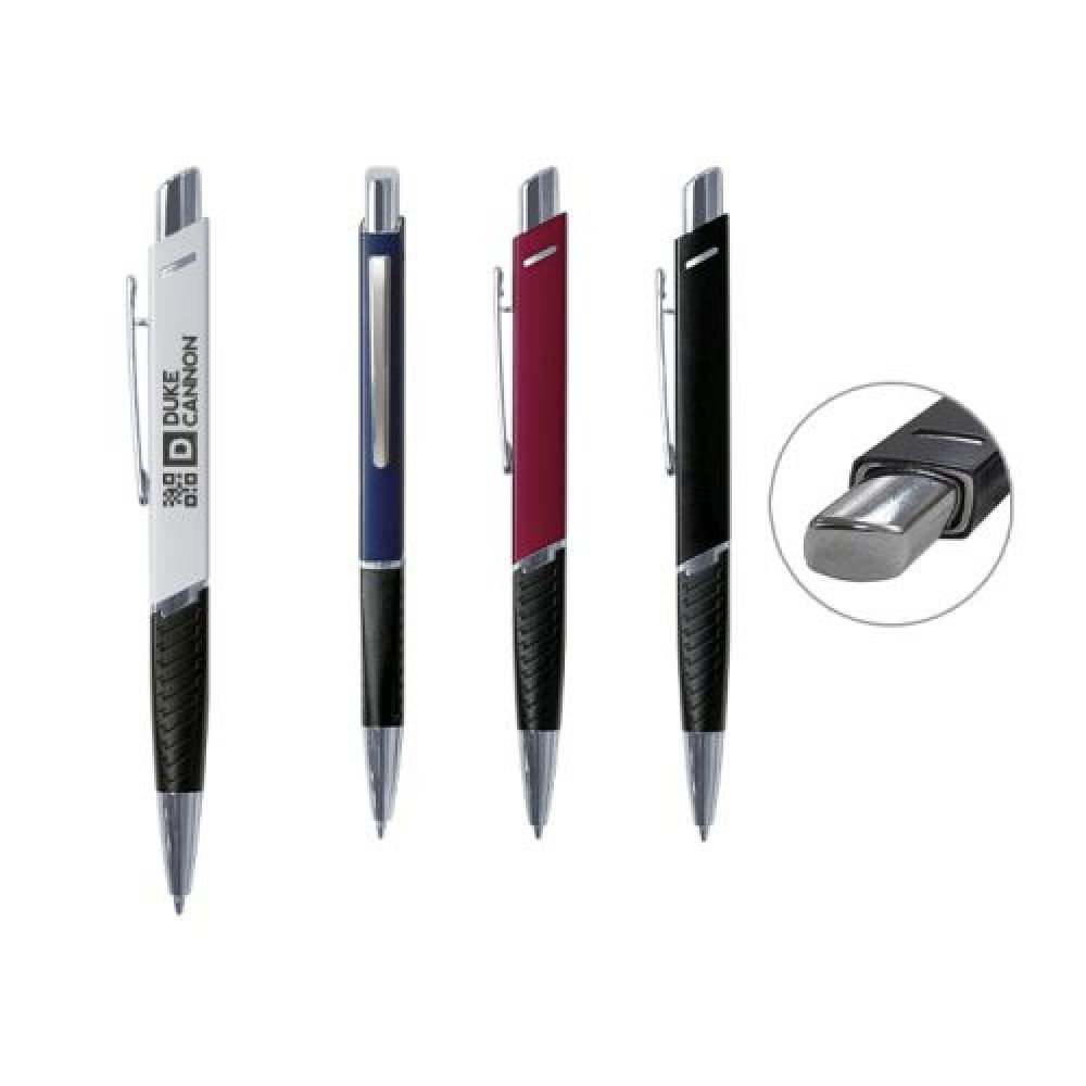 Bolígrafo de aluminio con forma cuadrada, con excelente área para personalizar, ideal para grabar códigos QR. Cuenta con punta, clip, aro central y botón en cromo, grip negro con textura. Tinta alemana negra. Mecanismo de click imagen