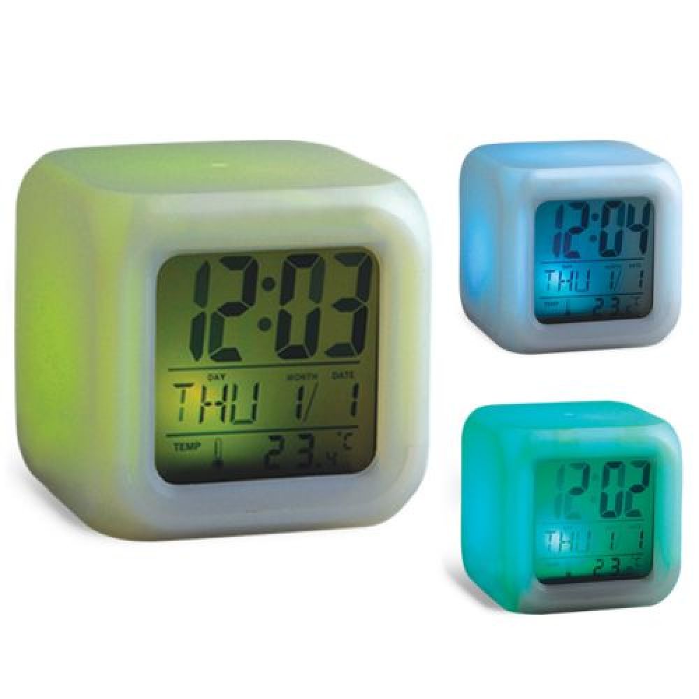 RELOJ DE MESA MULTIFUNCIONAL CUBO Reloj cuadrado de plástico con luz. Funciones: alarma, calendario (del 2,000 al 2,099) y termómetro. Cambia de color de manera progresiva al estar encendido. Incluye pilas de botón. Utiliza cuatro baterías AAA (no incluidas). Presentación: caja en color blanco imagen