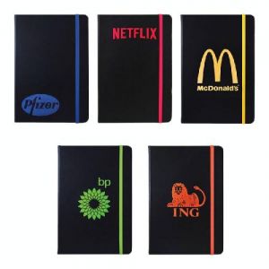 Libreta con cubierta dura de PU con fondo a color, banda elástica, separador y 96 hojas rajadas, Mod. Novara