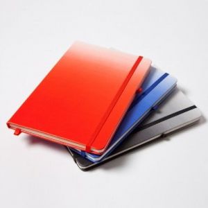 Libreta con cubierta dura de PU con degradado impreso, Banda elástica, porta bolígrafo y separador; con 80 hojas rayadas, Mod. Cali