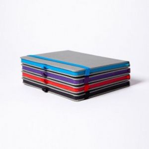Libreta con cubierta dura de PU, Canto, banda elástica, porta bolígrafo y separador del mismo color; con 80 hojas rayadas, Mod. Lisboa
