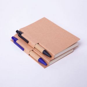 Libreta con 80 hojas rayadas en papel reciclado y bolígrafo, Mod. Malta