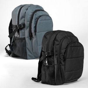 Mochila de poliéster con bolsa principal acolchada y dos compartimientos frontales con cierre. Correa de ajuste lateral y bolsas de malla.Mod Buenos Aires