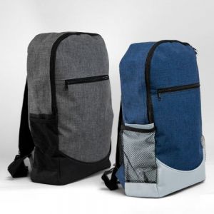 Mochila de poliéster con bolsa principal acolchada. Bolsas laterales de malla y compartimiento frontal.Mod Roma