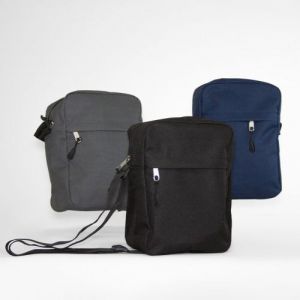 Bolsa bandolera de poliéster con compartimento principal y un compartimento frontal. Incluye correa ajustable.Mod Braga