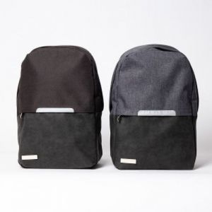 Mochila porta laptop adaptable a 15 pulgadas fabricada de poliéster 600D y vinipiel, con forro interior acolchado y compartimientos, Bolsa delantera con cierre y con banda antirreflejante, Tirantes, espalda y bolsa con cierre en la parte posterior acolchados, Incluye placa metálica,  Mod. Londres
