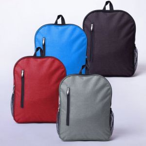Mochila de poliéster, con dos compartimientos de cierre y bolsas laterales de malla.Mod Brasillia