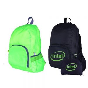 NOVEDOSA MOCHILA DENVER   Mochila plegable con compartimento exterior y bolsillos laterales de malla. Se puede compactar por medio de su bolsa externa, que cuenta con cierre doble vista y en la cual se pliega toda la mochila. Cuenta con correas ajustables y asa superior de transporte.