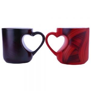 TAZA MÁGICA DE SUBLIMACIÓN 10 OZ CORA    Taza mágica de sublimación con asa en forma de corazón. El diseño aparece al servir agua caliente. CAP. 300 ml. (10 OZ). Temperatura y Tiempo sugeridos para sublimar: 190 grados / 120 seg. Venta en múltiplos de 12.