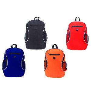 MOCHILA TIPO BACKPACK OLIMPIA    Mochila tipo backpack con salida para audífonos en el frente y bolsa de malla con cierre para guardar el celular o dispositivo. Con tirantes acolchados, correas ajustables, asa superior y bolsas de malla laterales.