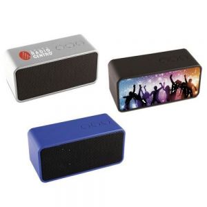 BOCINA BLUETOOTH  Bocina bluetooth con manos libres. Cuenta con controles de audio y entrada AUX. Incluye cable de carga y cable AUX. Presentación: caja en color blanco.