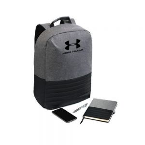 MOCHILA BACKPACK PORTA LAPTOP    Mochila tipo backpack porta laptop de 15.6 pulgadas con diseño tipo curpiel y compartimento que abre a 180º. Interior acolchado con compartimentos para accesorios. Correas acolchadas ajustables con porta lentes y bolsa para accesorios. Banda para sujetarse sobre maleta de viaje y asa superior.