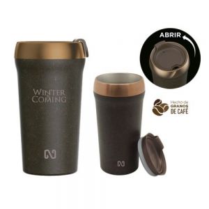 TERMO DE GRANO DE 14 OZ NAYAD TINOS Termo NAYAD NEO de 14 Oz. de doble pared, la interna es de acero inoxidable y externa de granos de café reciclado. Mantiene bebidas calientes por 3 hrs. y bebidas frías 5 hrs. En la parte superior tiene un cintillo metálico color bronce. Cuenta con tapa a presión con seguro giratorio, previendo salpicaduras. CAP. 414 ml. (14 OZ). Presentación: Caja de color. *Libre de BPA.