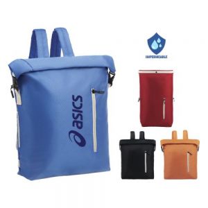 MOCHILA DEPORTIVA ATLETA    Mochila de poliéster deportiva repelente al agua, cuenta con una cubierta superior enrrollable con seguro de botón, 2 broches de seguridad, un compartimento frontal y uno lateral con cierre. Cuenta con tirantes acolchados de correas ajustables.
