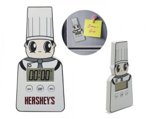 TIMER DE COCINA CHEFCITO   Temporizador de cocina con diseño de chef de 99 min./59 seg. Cuenta con pantalla digital, interruptor de encendido y apagado, botón de minutos, segundos y de inicio con sonido. Incluye imán en la parte trasera y batería de botón para su funcionamiento. Presentación: caja en color blanco. Presentación: caja en color blanco.