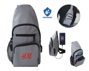 PECHERA IMPERMEABLE BELLAKO   Pechera impermeable con correa acolchada ajustable, bolsa de malla lateral con resorte, entrada de carga puerto USB, bolsa frontal, bolsa superior y bolsa principal con compartimento interno par guardar accesorios. (Cada bolsa con cierre). Incluye cable para carga.