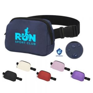 Cangurera impermeable con cinta ajustable y broche de seguridad. Cuenta con 2 compartimentos uno principal y uno trasero, 2 tiradores en color , compartimento interno de malla con resorte y broche para colgar llaves