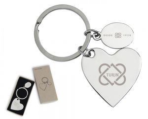 LLAVERO METÁLICO CORAZON DOKI DOKI   Llavero en forma de corazón con placa de aleación de zinc y arillo reforzado de hierro. Presentación: Caja individual de kraft.