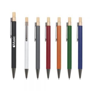 BOLIGRAFO DE ALUMINIO CON BOTON DE BAMBU TEACHER   Bolígrafo de aluminio con mecanismo de click, acabado tipo rubber, tiene botón de bambú y detalle de plástico transparente donde se sujeta el clip metálico; clip y punta en color grafito.