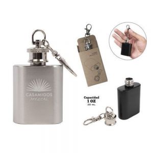 MINI LLAVERO EN FORMA DE LICORERA MEZCALITO    Licorera de bolsillo con broche para colgar con tapa de rosca. Cap. 1 OZ. (30 ml.). Presentación: caja individual de kraft.
