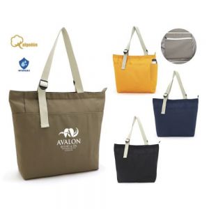 Bolsa de poliéster con cierre central, forro interior y bolsillo interno pequeño con cierre. La parte exterior cuenta con un compartimento frontal y 2 laterales, tiene 2 asas de algodón con broche ajustable, del mismo color de los cierres