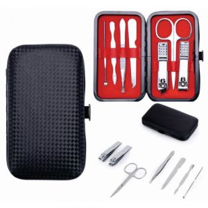 Set de manicure con broche que contiene: cortauñas plano, cortauñas con punta diagonal, tijeras, lima, pinzas de depilar, empujador de cutícula y limpiador de oidos. Presentación: caja individual de kraft