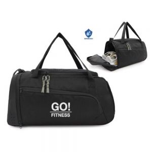 Maleta estilo deportivo de poliéster texturizado, el compartimento principal abre en forma de tapa lateral con 2 tiradores de cierre, para darle mayor amplitud al momento de su uso, cuenta con una pequeña bolsa interna con cierre, para accesorios pequeños. La parte exterior trae un amplio bolsillo frontal con cierre, un compartimento lateral de curpiel para zapatos y del lado