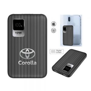 Mini batería portátil de carga rápida con capacidad de 5,000 mAh (10 W). Cuenta con pantalla digital que indica el porcentaje de la batería, entrada de carga tipo C (Incluye cable de carga), 2 puertos de carga de entrada - salida USB, botón de encendido y apagado automático. Presentación: Caja de regalo a color.