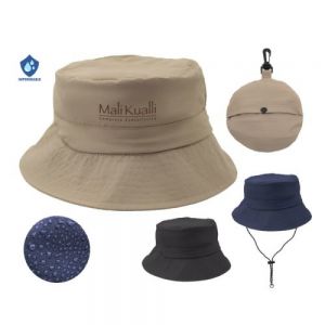 Sombrero tipo pescador unisex, cuenta con jareta para adaptarse al tamaño de la cabeza; lleva una correa para sujetarse a la barbilla, evitando el riesgo de que se vuele. Se puede doblar en sí mismo, cuenta con un gancho oculto para poder colgarse en la bolsa o equipaje al compactarse