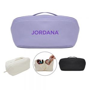 Cosmetiquera / neceser de viaje rectangular con asa y cierre cruzado, que le da mayor amplitud, permitiendo abrirlo en su totalidad. En su interior cuenta con forro, 3 bolsas laterales con resorte, 2 pequeñas de un lado y 1 del otro lado, además de un bolsillo central transparente con cierre