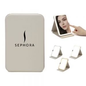 Espejo de maquillaje de luz LED con 3 tipos de luz: natural, fría y cálida, con ajuste de intensidad de brillo. Cuenta con cubierta de PU que sirve para proteger y como soporte para 3 niveles de inclinación. Ocupa batería recargable con entrada tipo C. Tiempo de carga: 2 hrs., duración de carga: de 2-3 horas según el uso. Accesorios