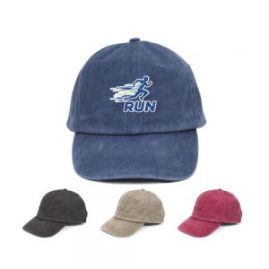 Gorra de algodón de 6 gajos, con acabado deslavado y ojillos bordados. Ajuste con hebilla metálica