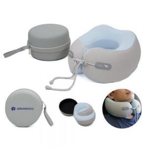 Almohada de viaje bicolor y ergonómica de memory foam. Brinda sensación de frescura y máxima comodidad para la cabeza, cuello y espalda, aliviando la presión en los hombros al momento del viaje. Cuenta con jaretas laterales con broche central para su ajuste, su funda removible facilita el lavado en casa. Incluye estuche rígido con cierre y jareta con broche